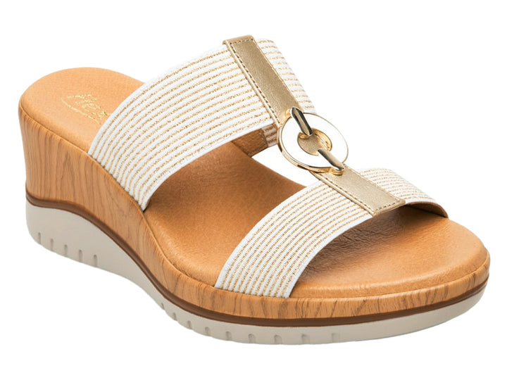 Sandalia Flexi color oro con plataforma, tiras texturizadas y detalle de hebilla circular dorada.