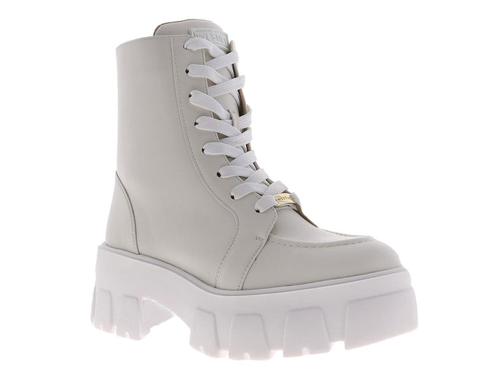 Bota de combate color ivory con suela de plataforma blanca y agujetas.