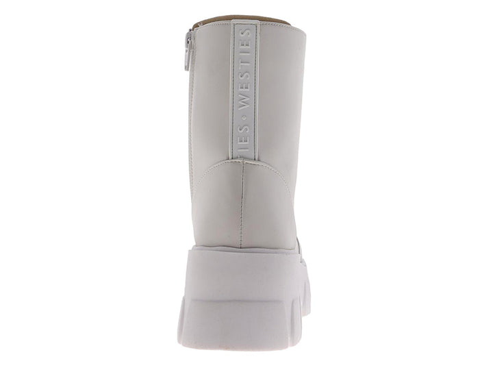 Bota de combate color ivory con suela de plataforma blanca y agujetas.