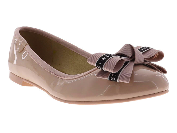 Zapato plano color nude con acabado brillante y un moño decorativo en la parte frontal.