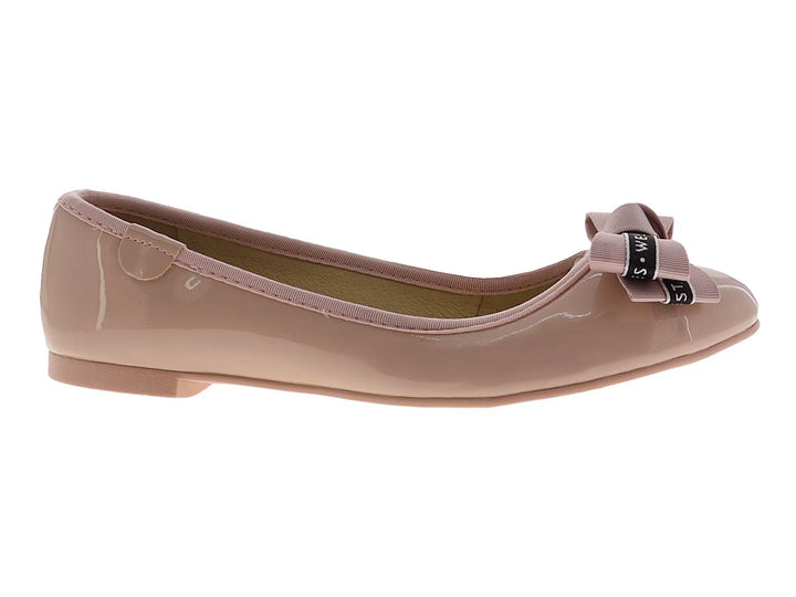 Zapato plano color nude con acabado brillante y un moño decorativo en la parte frontal.