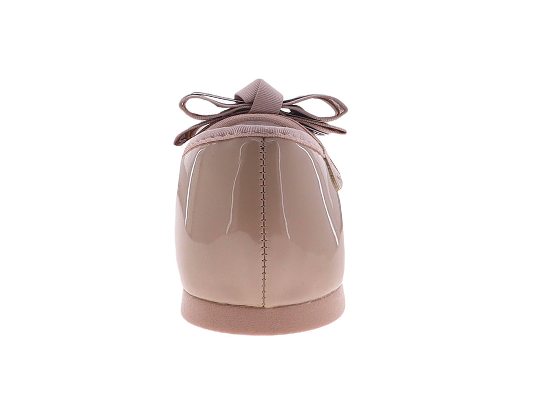 Zapato plano color nude con acabado brillante y un moño decorativo en la parte frontal.