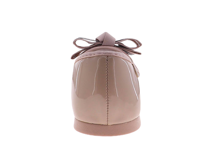 Zapato plano color nude con acabado brillante y un moño decorativo en la parte frontal.