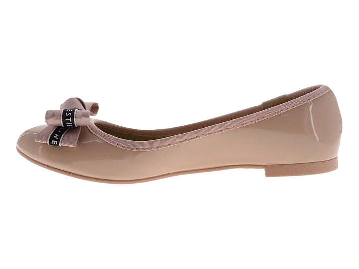 Zapato plano color nude con acabado brillante y un moño decorativo en la parte frontal.