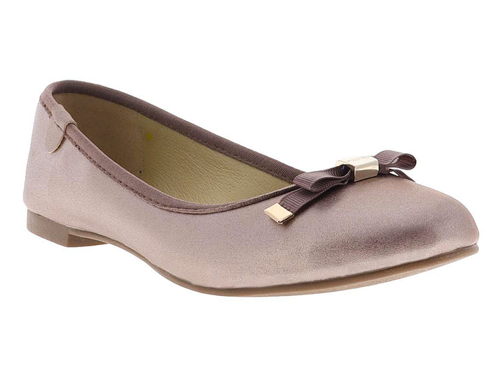 Zapatos planos color antique copper para niña con detalle de moño y herraje dorado en la parte frontal.