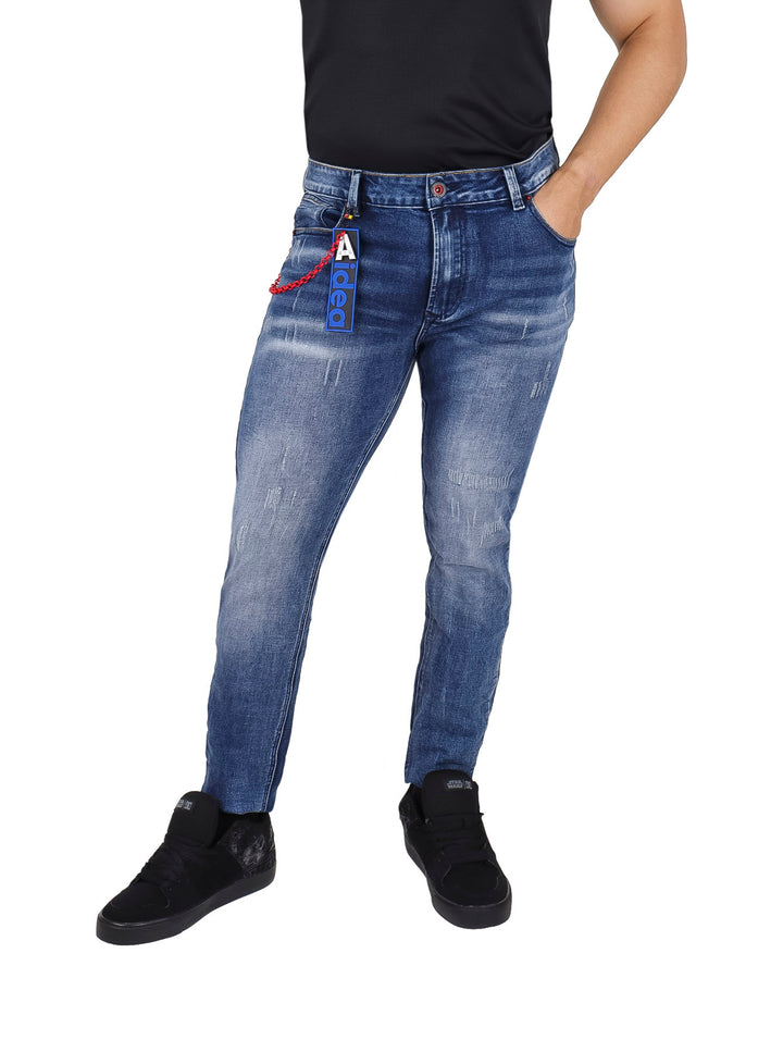 Pantalones jeans azul con efecto stone wash y corte ajustado.
