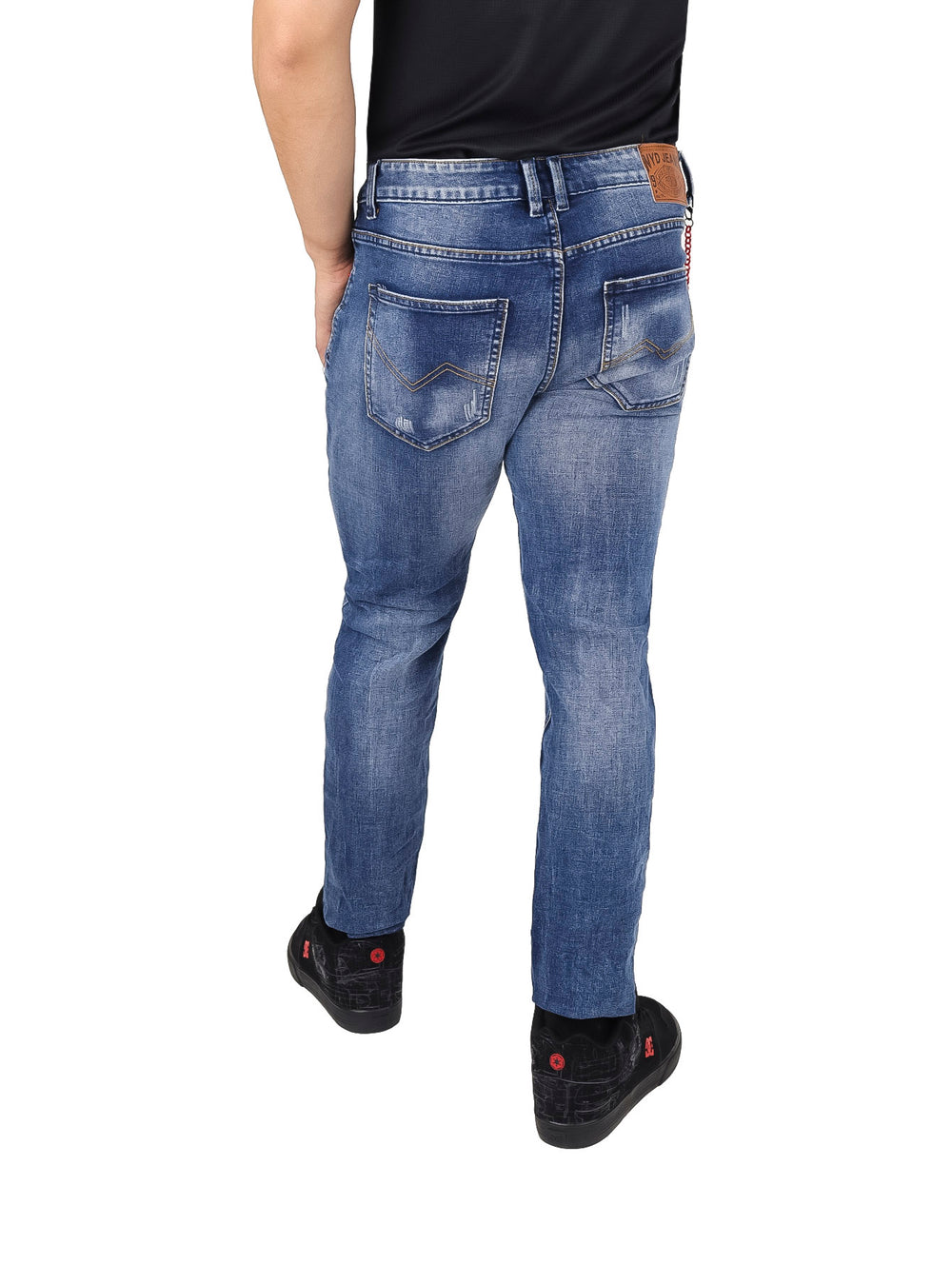 Pantalones jeans azul con efecto stone wash y corte ajustado.