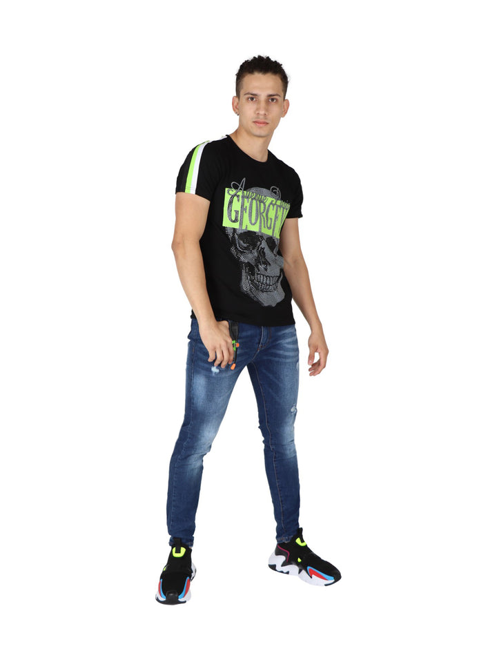 Hombre modelando pantalón de mezclilla azul ajustado con camiseta negra y calzado deportivo.