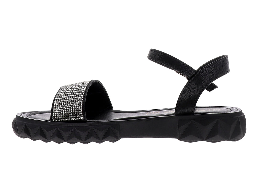 Sandalias negras para niña con plataforma dentada y tira frontal plateada brillante con cierre de hebilla.
