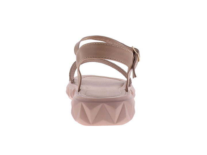 Sandalias color maquillaje para niña con correa al tobillo y banda frontal decorada con brillos plateados.