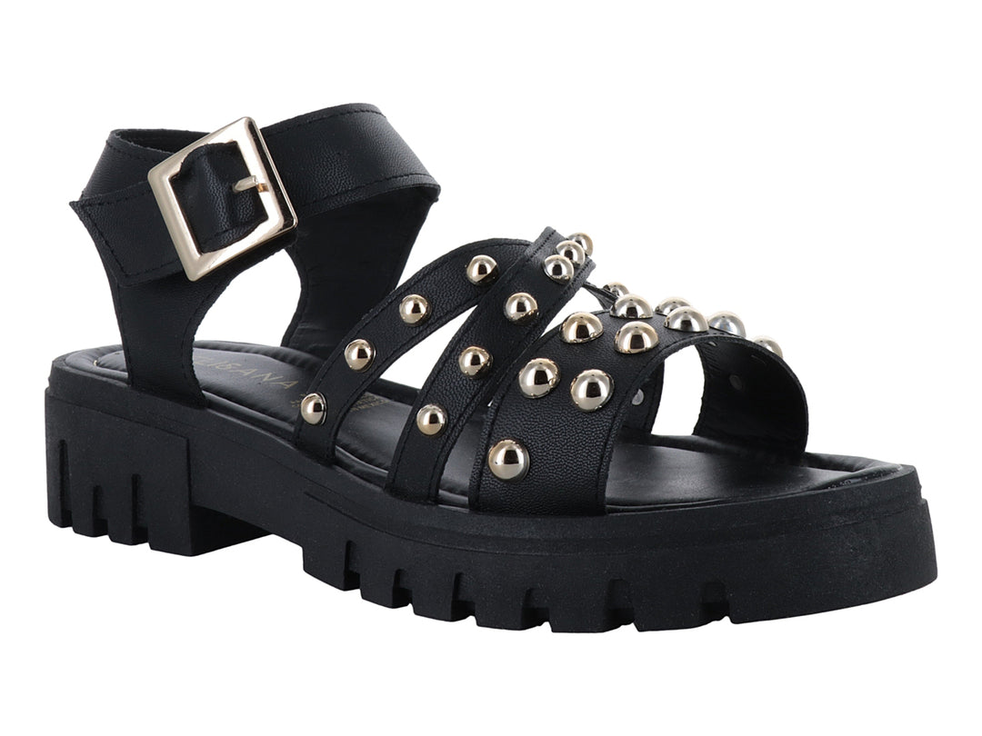 Sandalia negra de plataforma para niña con correas decoradas con tachuelas doradas y cierre de hebilla.
