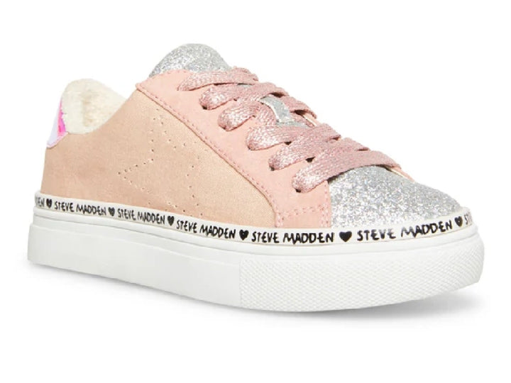 Tenis para niña color rosa y plata con detalles de glitter y suela blanca de Steve Madden.
