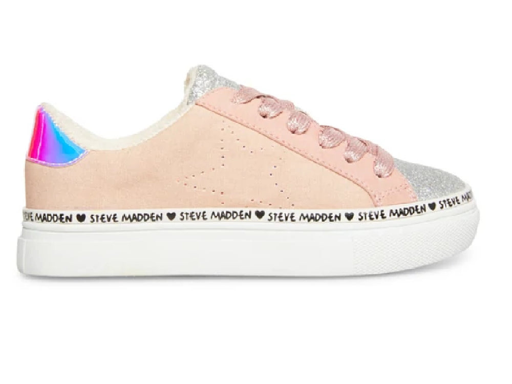 Tenis para niña color rosa y plata con detalles de glitter y suela blanca de Steve Madden.