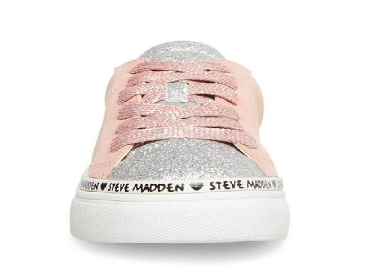 Tenis para niña color rosa y plata con detalles de glitter y suela blanca de Steve Madden.