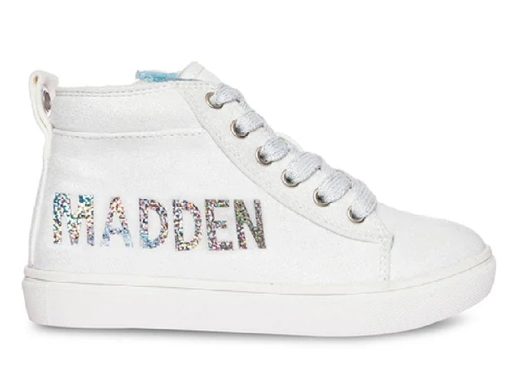 Tenis blancos de bota para niños con acabado brillante y letras en glitter multicolor.