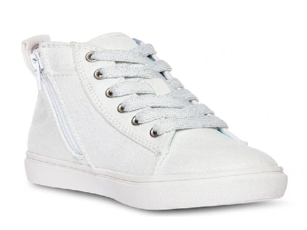 Tenis blancos de bota para niños con acabado brillante y letras en glitter multicolor.