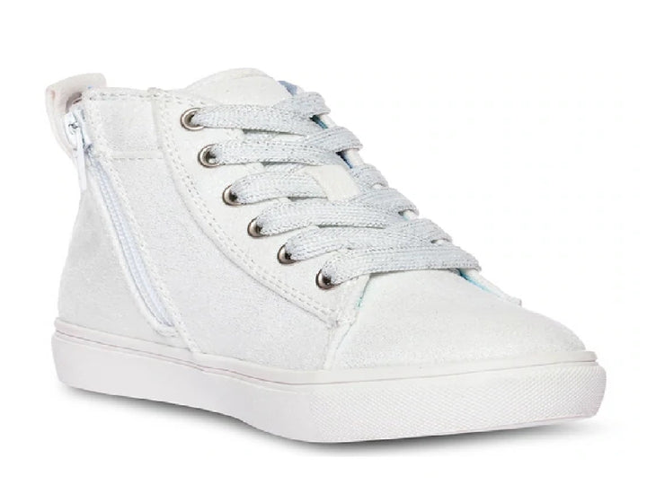 Tenis blancos de bota para niños con acabado brillante y letras en glitter multicolor.