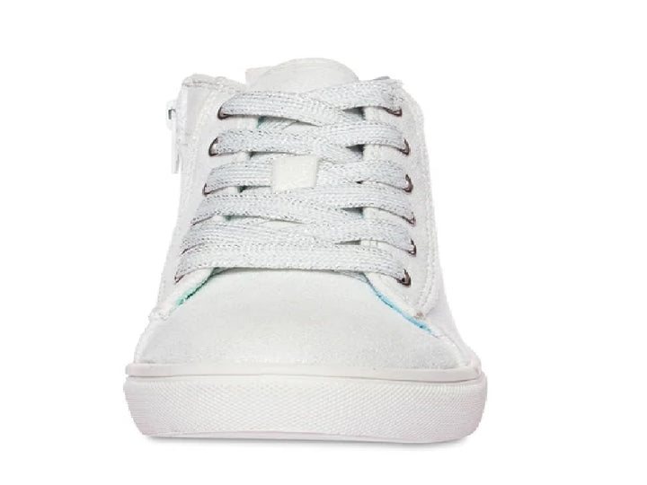 Tenis blancos de bota para niños con acabado brillante y letras en glitter multicolor.