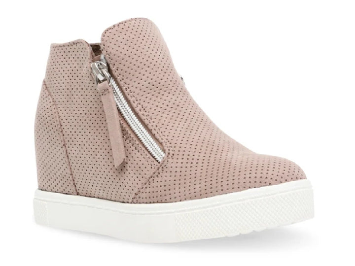Botín deportivo Steve Madden color taupe con textura perforada, cierre lateral plateado y suela blanca.