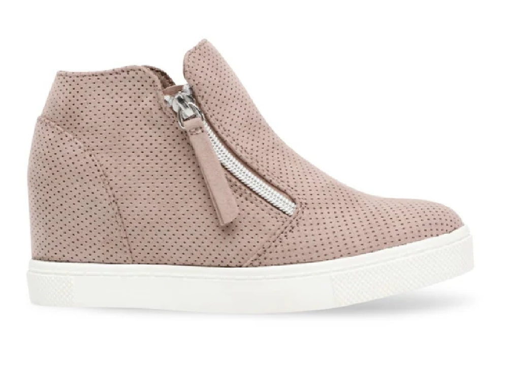 Botín deportivo Steve Madden color taupe con textura perforada, cierre lateral plateado y suela blanca.