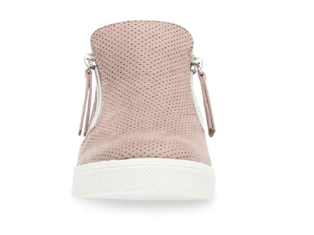 Botín deportivo Steve Madden color taupe con textura perforada, cierre lateral plateado y suela blanca.