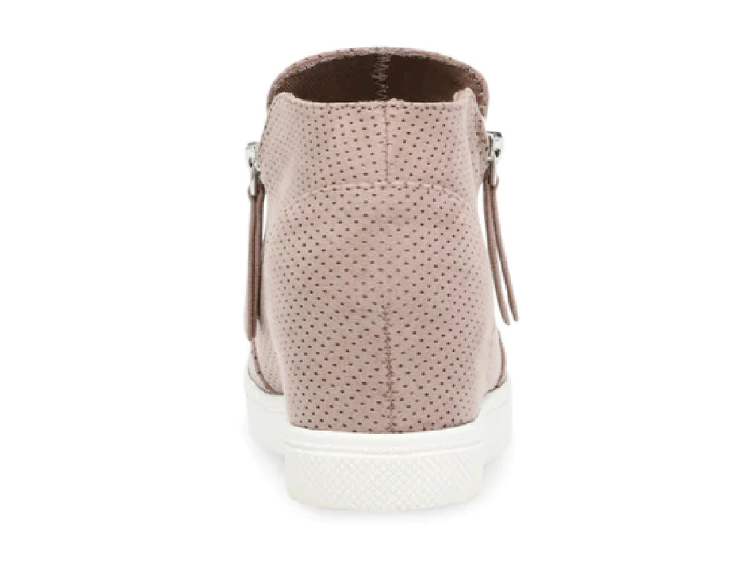 Botín deportivo Steve Madden color taupe con textura perforada, cierre lateral plateado y suela blanca.