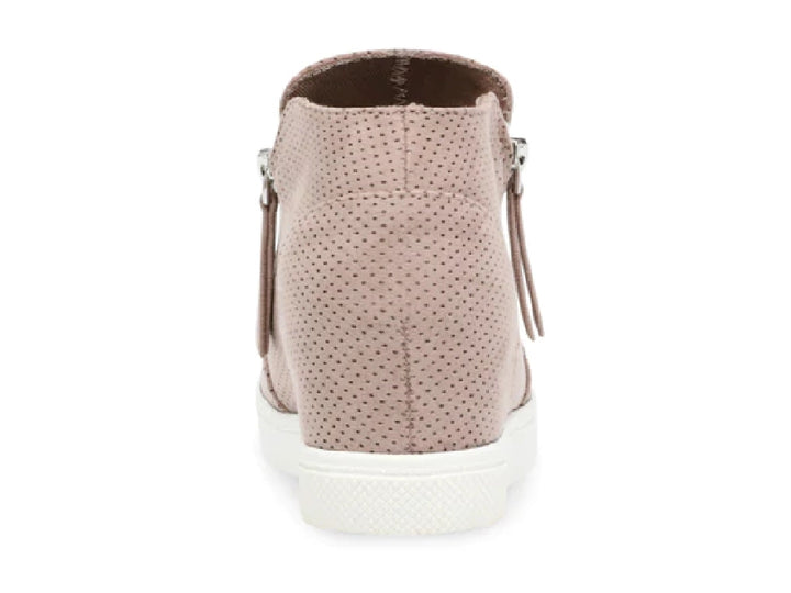 Botín deportivo Steve Madden color taupe con textura perforada, cierre lateral plateado y suela blanca.