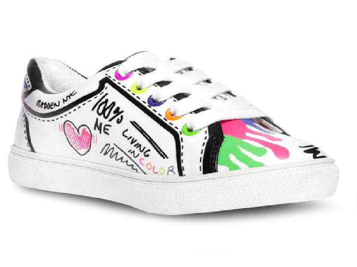 Tenis blancos para Niño con detalles coloridos tipo grafiti y agujetas multicolores.