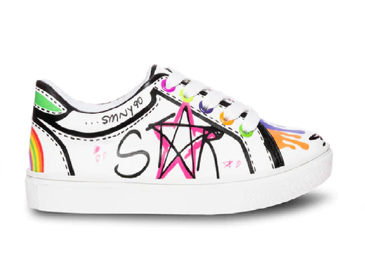 Tenis blancos para Niño con detalles coloridos tipo grafiti y agujetas multicolores.
