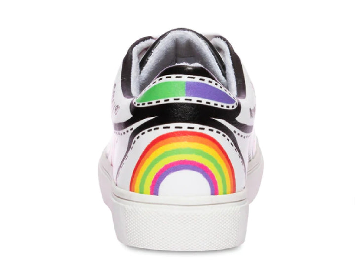 Tenis blancos para Niño con detalles coloridos tipo grafiti y agujetas multicolores.