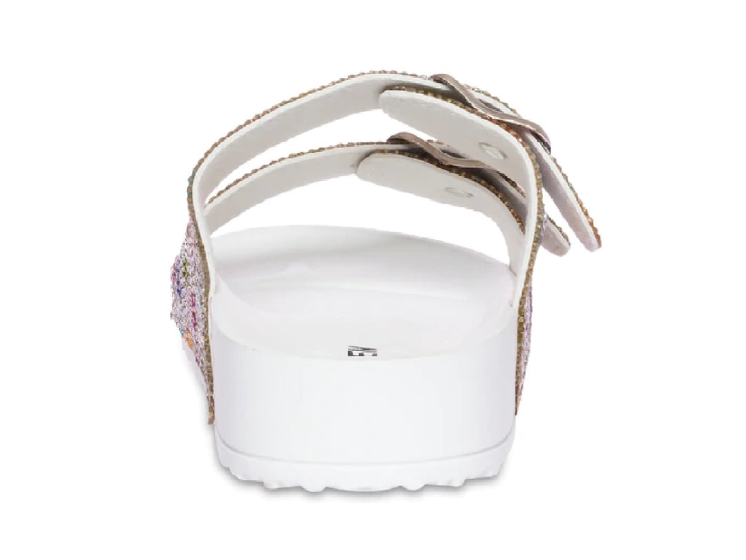 Sandalias blancas Steve Madden con correas decoradas con cristales multicolores y hebillas plateadas.