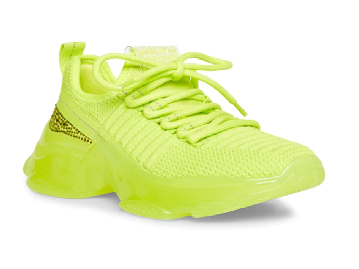 Tenis deportivos infantiles color amarillo neón con suela robusta y detalles brillantes laterales.