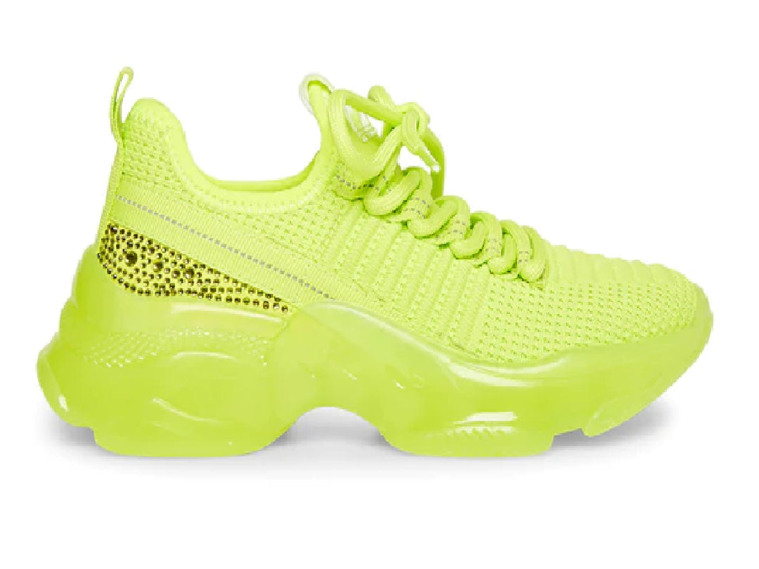 Tenis deportivos infantiles color amarillo neón con suela robusta y detalles brillantes laterales.