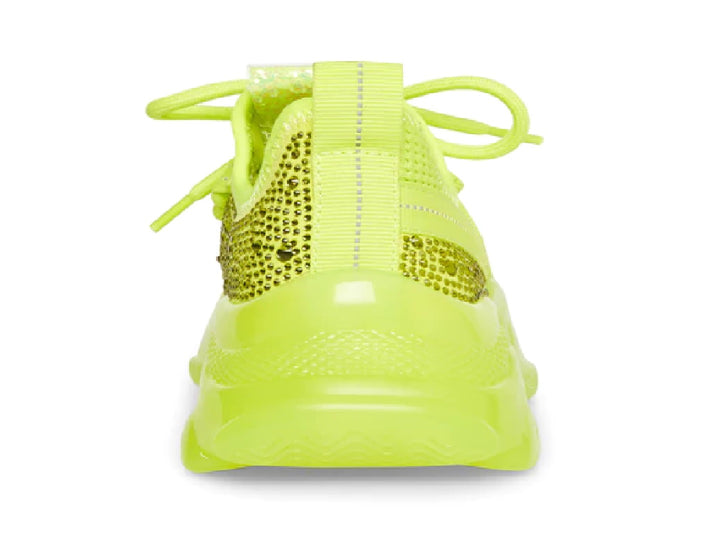 Tenis deportivos infantiles color amarillo neón con suela robusta y detalles brillantes laterales.