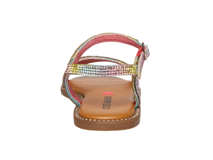 Sandalia plana para niña con correas decoradas con brillantes multicolores y suela marrón.
