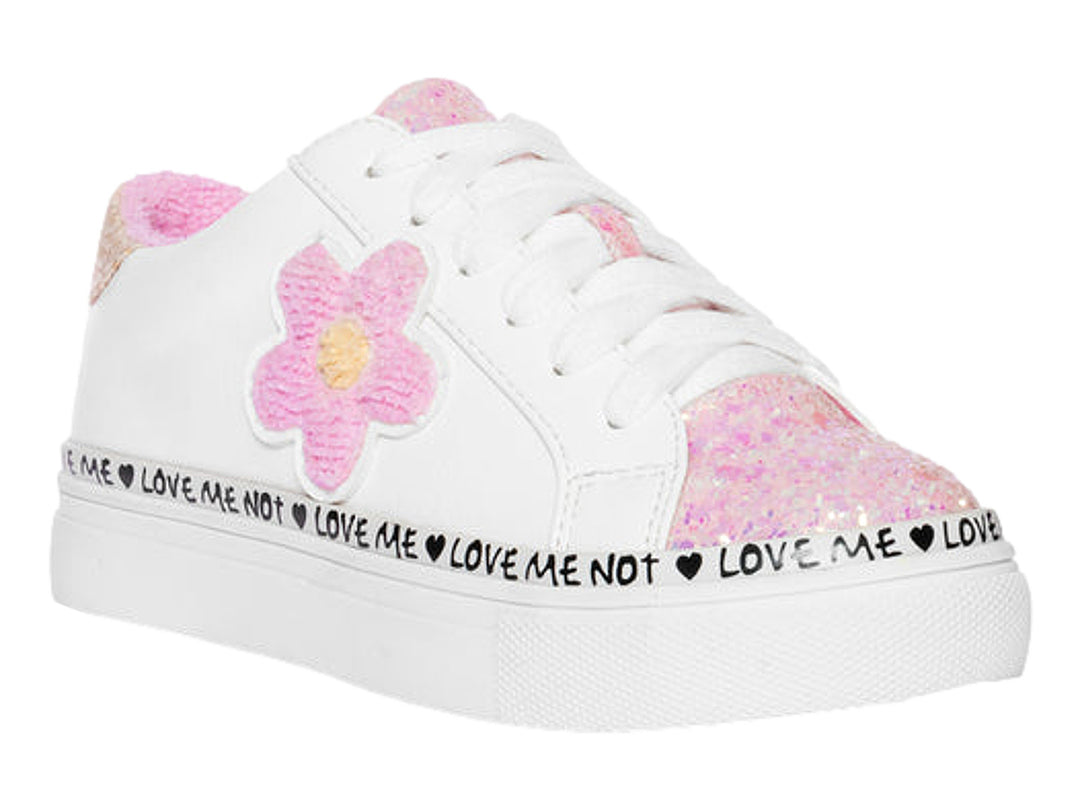 Tenis blancos Steve Madden para niña con detalles en rosa brillante, una flor aplicada y texto decorativo en la suela.