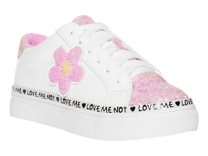 Tenis blancos Steve Madden para niña con detalles en rosa brillante, una flor aplicada y texto decorativo en la suela.