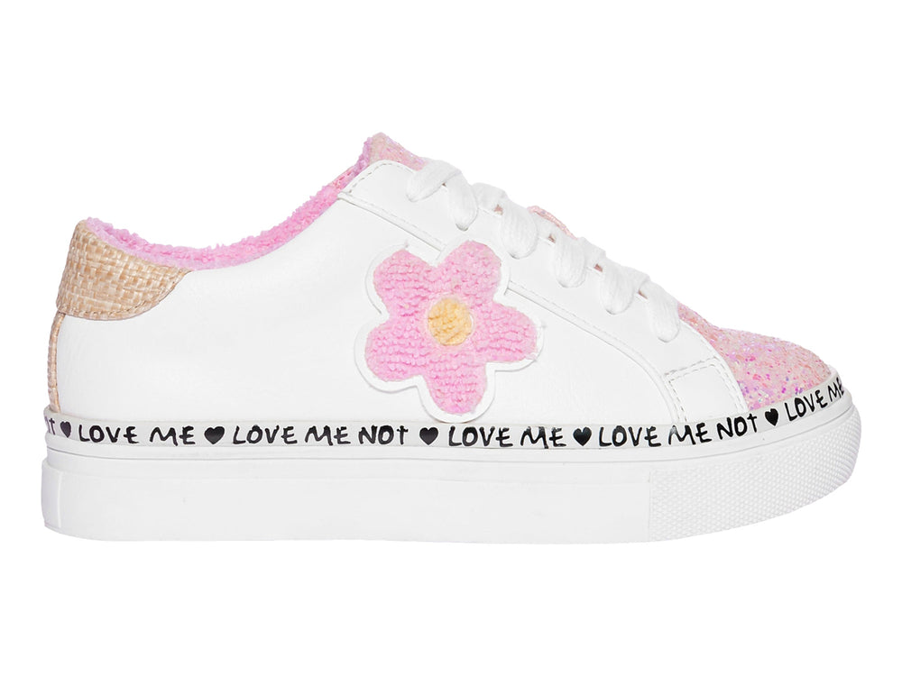 Tenis blancos Steve Madden para niña con detalles en rosa brillante, una flor aplicada y texto decorativo en la suela.