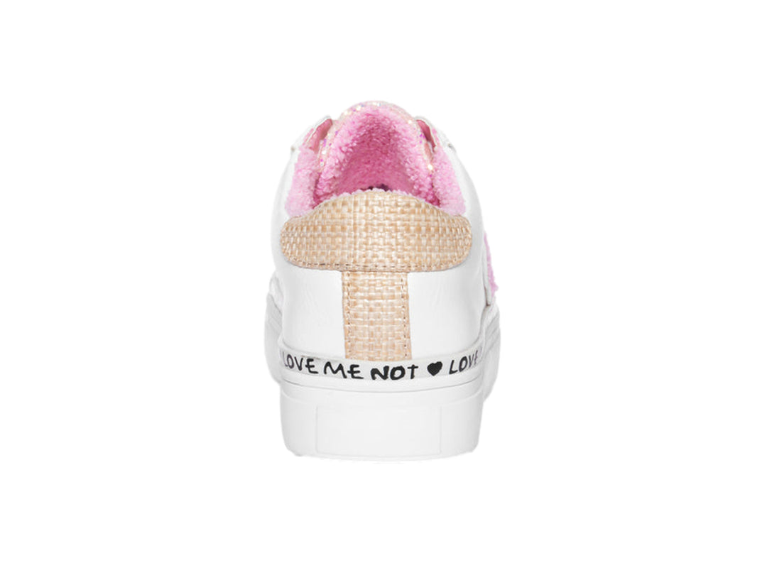 Tenis blancos Steve Madden para niña con detalles en rosa brillante, una flor aplicada y texto decorativo en la suela.