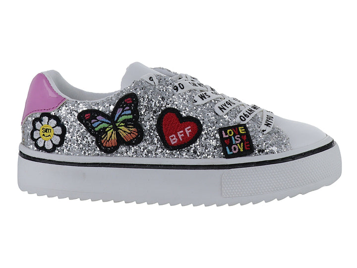 Tenis infantiles color plata con glitter, adornos de mariposa y corazón, y suela blanca.