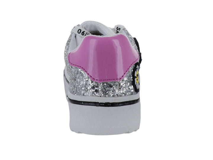 Tenis infantiles color plata con glitter, adornos de mariposa y corazón, y suela blanca.