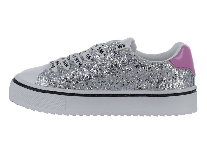 Tenis infantiles color plata con glitter, adornos de mariposa y corazón, y suela blanca.