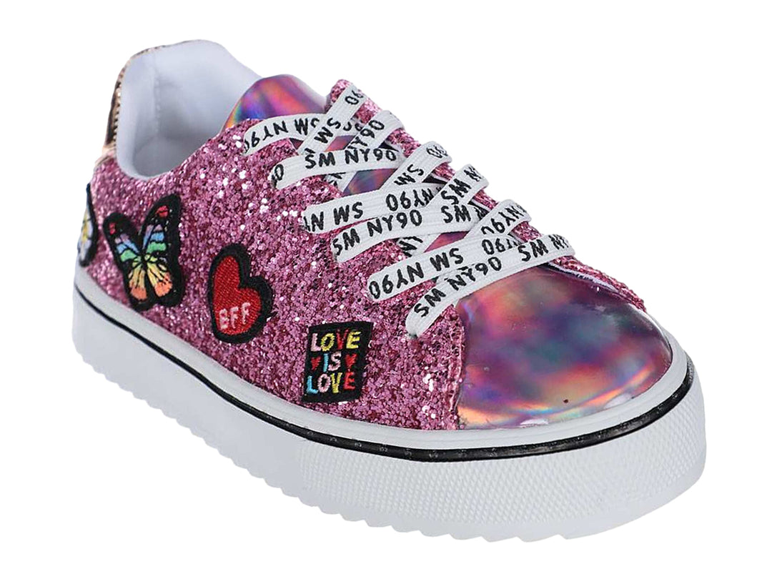 Tenis infantiles rosa con glitter, adornos de mariposa y corazón, y punta holográfica.