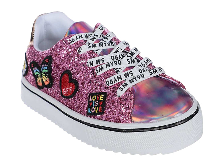 Tenis infantiles rosa con glitter, adornos de mariposa y corazón, y punta holográfica.