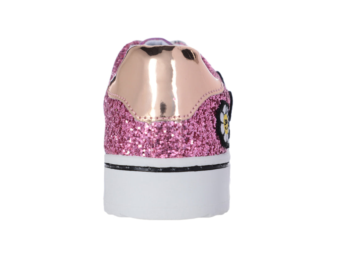Tenis infantiles rosa con glitter, adornos de mariposa y corazón, y punta holográfica.
