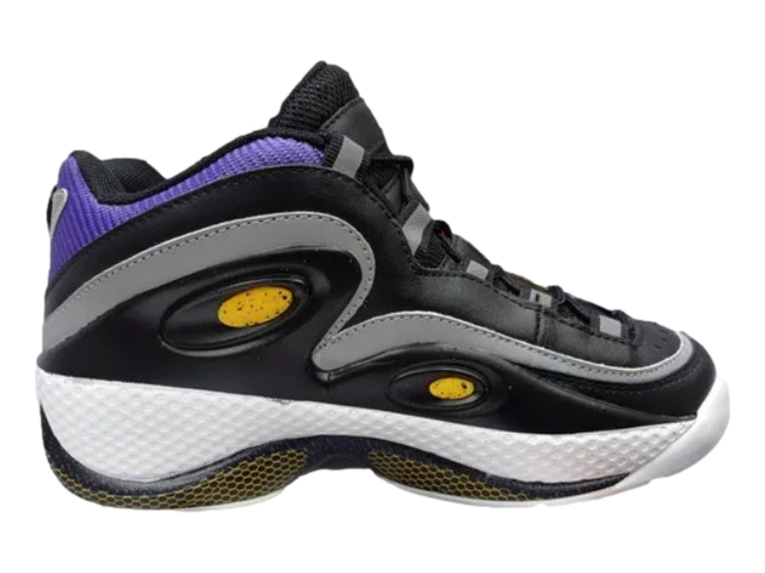 Tenis deportivos FILA Grant Hill 3 para hombre en color negro, gris y blanco con detalles morados y amarillos.