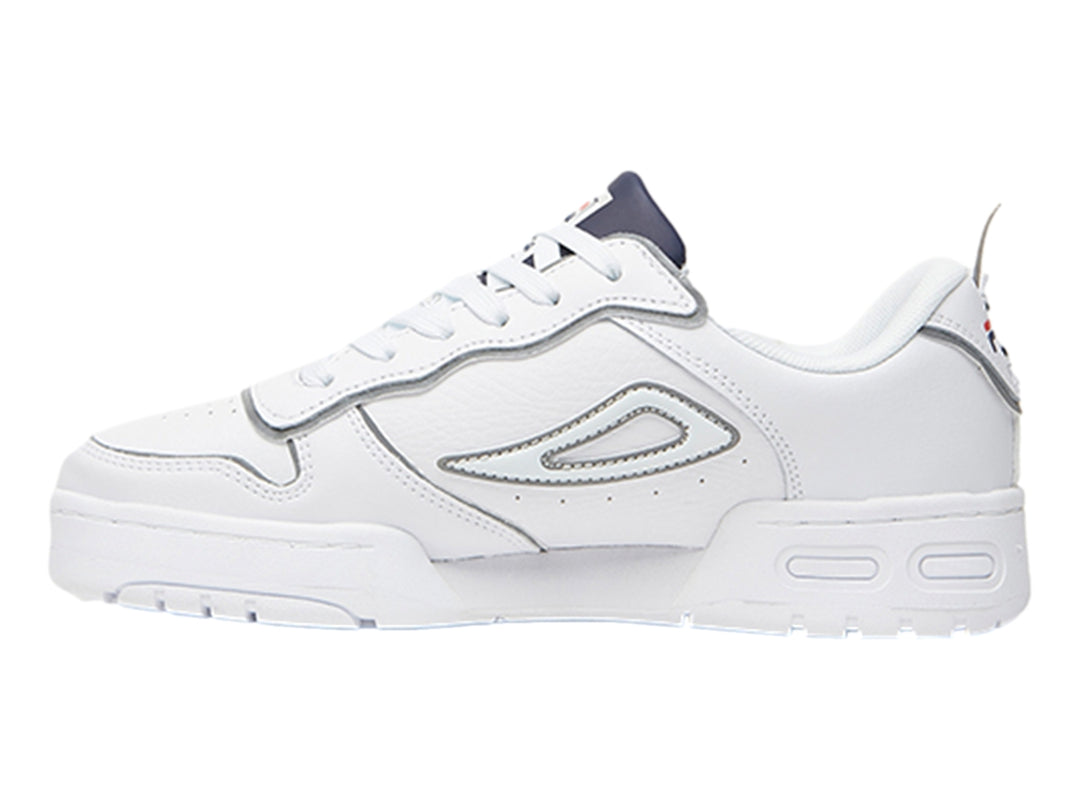 Tenis deportivos FILA color blanco con detalles en azul marino y suela blanca ancha.