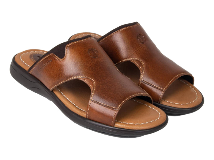 Sandalias Brantano Riviera para hombre en color tan con detalles de costuras blancas y suela oscura.