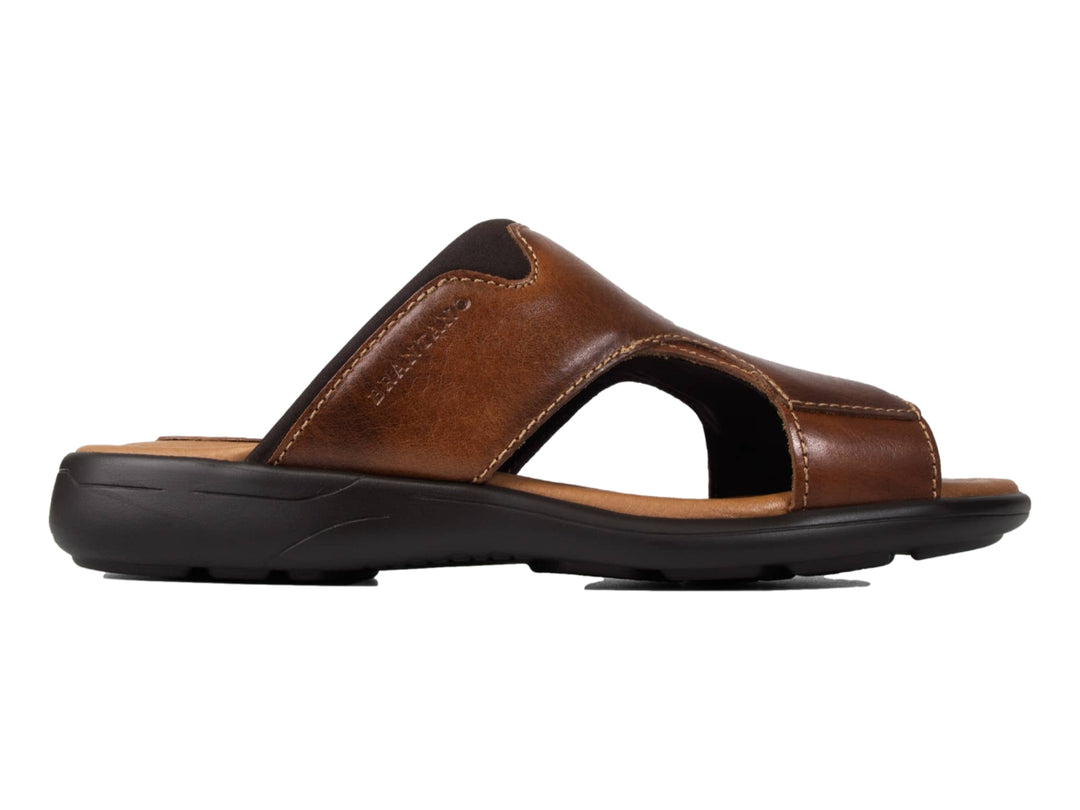 Sandalias Brantano Riviera para hombre en color tan con detalles de costuras blancas y suela oscura.