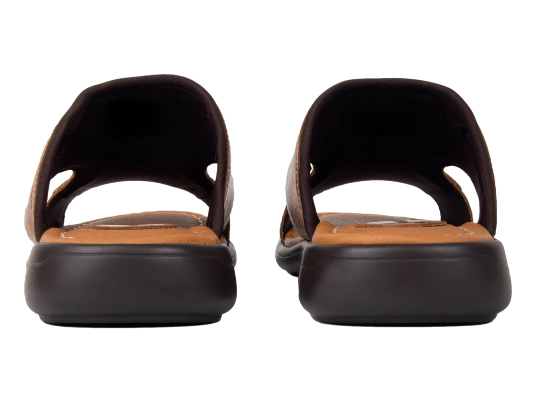 Sandalias Brantano Riviera para hombre en color tan con detalles de costuras blancas y suela oscura.